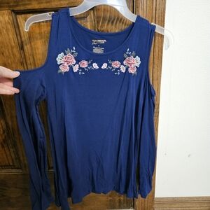 Arizona Jean Company Women's Blue Floral Embroidered Long Sleeve Top